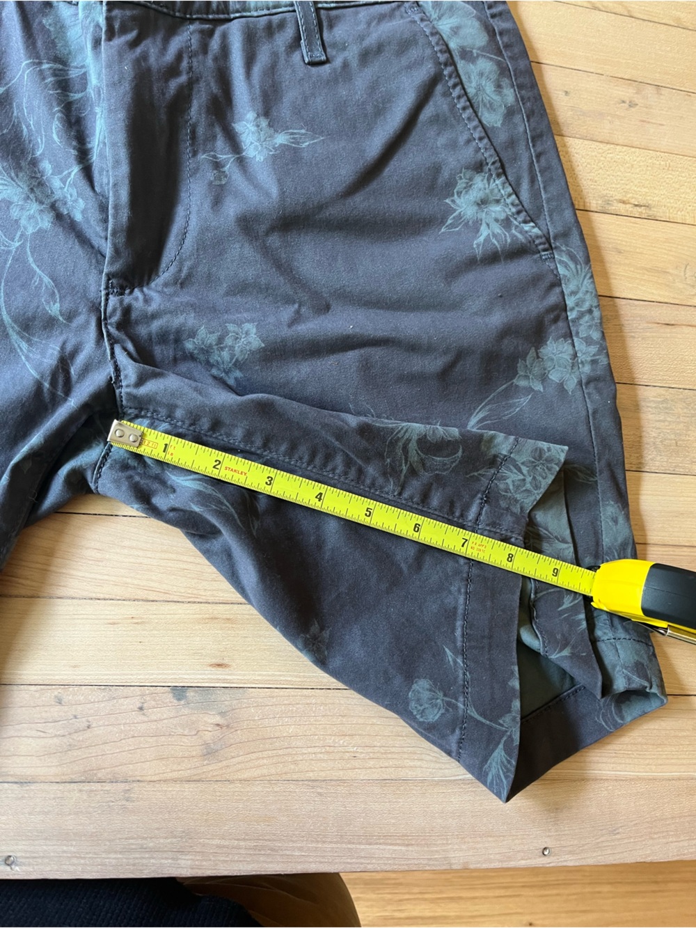 AG grey wanderer shorts w/ tropical print size 30 - Picture 5 of 8